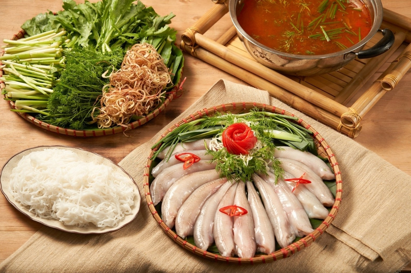 Khám phá ẩm thực Đồng Hới: Top món ăn trưa và ăn tối nhất định phải thử! 12 Thuong-thuc-lau-ca-khoai-dac-san-trong-ban-do-am-thuc-dong-hoi