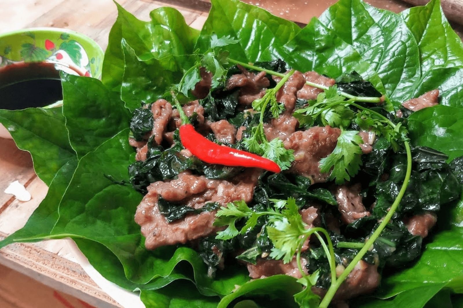 Thịt trâu lá trơng: Đặc sản Quảng Trị làm say lòng du khách 8 Den-quang-tri-thu-mon-ngon-thit-trau-la-trong