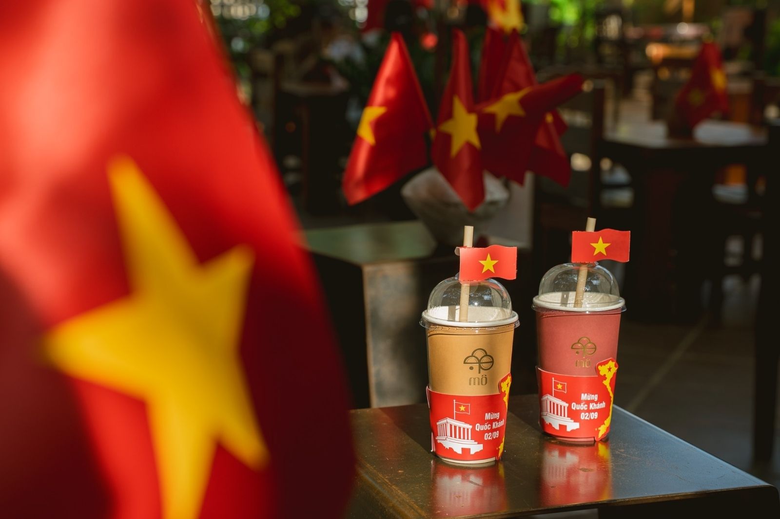 Mô Coffee: Tọa độ check-in độc nhất vô nhị cho dịp lễ Quốc Khánh 2/9 tại Đồng Hới 12 Những cốc cà phê cũng khoác lên mình màu đỏ "Mừng Quốc Khánh 2/9"