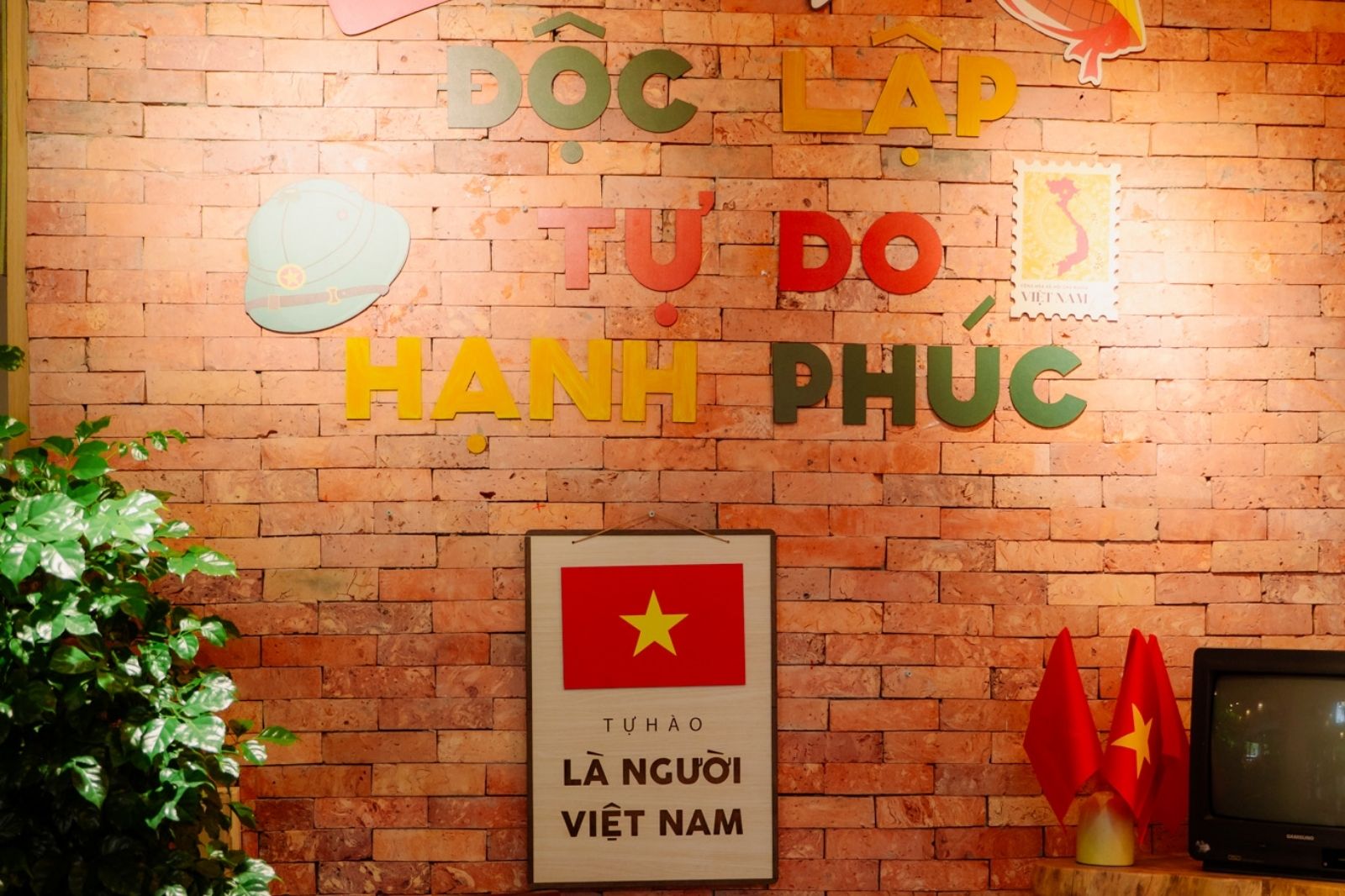 Dhamma Sālā cà phê - Góc check-in Quốc khánh 2/9 cực "chất" dành cho người trẻ 6 Góc check-in Quốc Khánh tại quán cà phê "Tự hào là người Việt Nam"