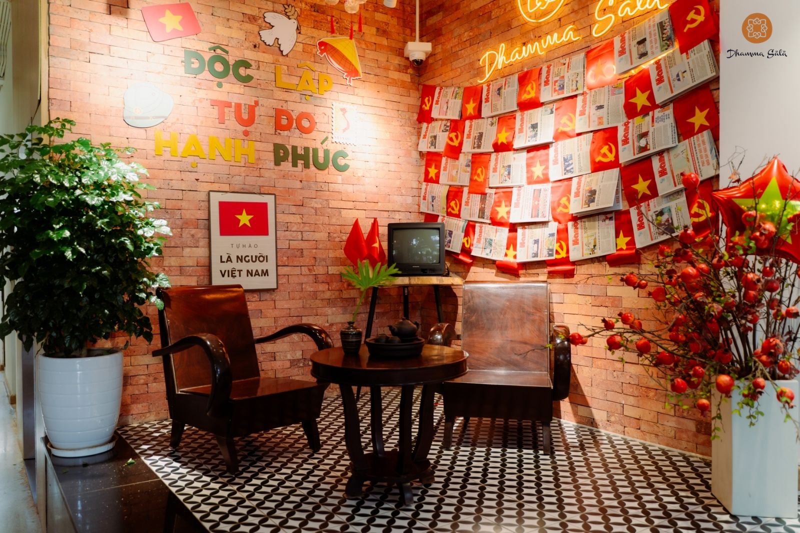 Dhamma Sālā cà phê - Góc check-in Quốc khánh 2/9 cực "chất" dành cho người trẻ 5 Nhiều góc check-in ấn tượng mang đậm dấu ấn tinh thần yêu nước