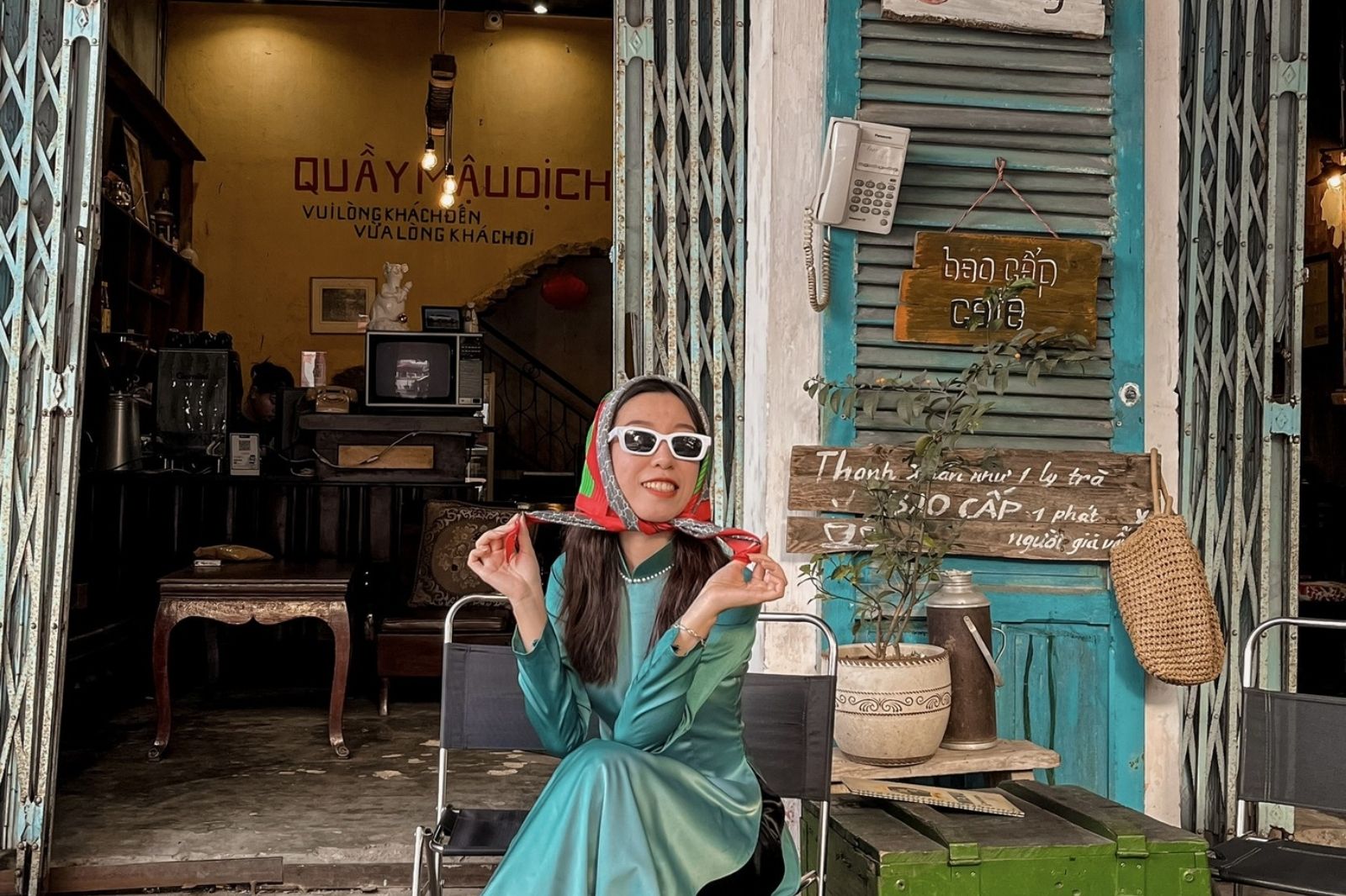 Top 7 quán cà phê Quảng Bình được check-in “hot” rần rần năm 2025 11 Check-in với phong cách Cô Ba Quảng Bình tại quán cà phê Bao Cấp