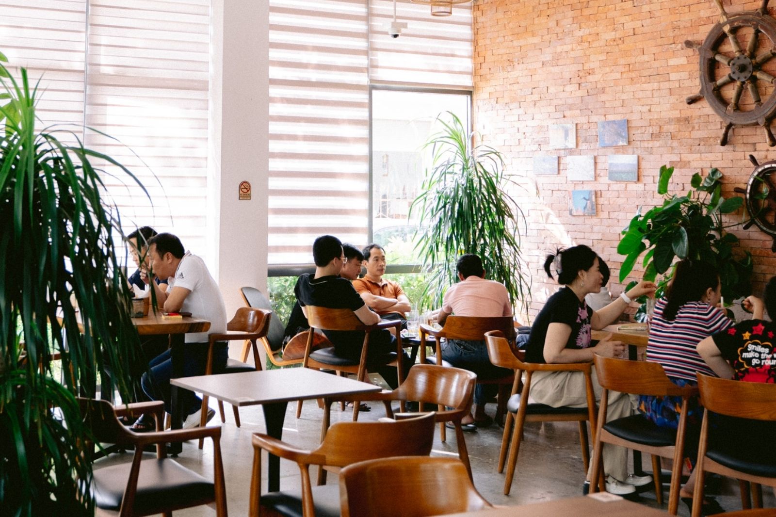 Top 7 quán cà phê Quảng Bình được check-in “hot” rần rần năm 2025 9 Quán cà phê Quảng Bình Dhamma Sālā với không gian hiện đại, năng động, trẻ trung