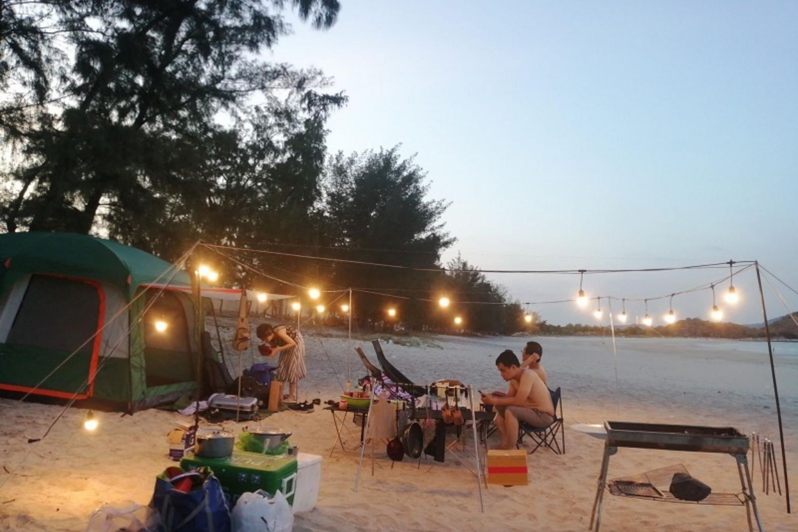 Cắm trại biển Cửa Tùng: Lắng nghe tiếng sóng vỗ bờ êm ả 9 Mot-buoi-cam-trai-day-ky-niem-cung-ban-be