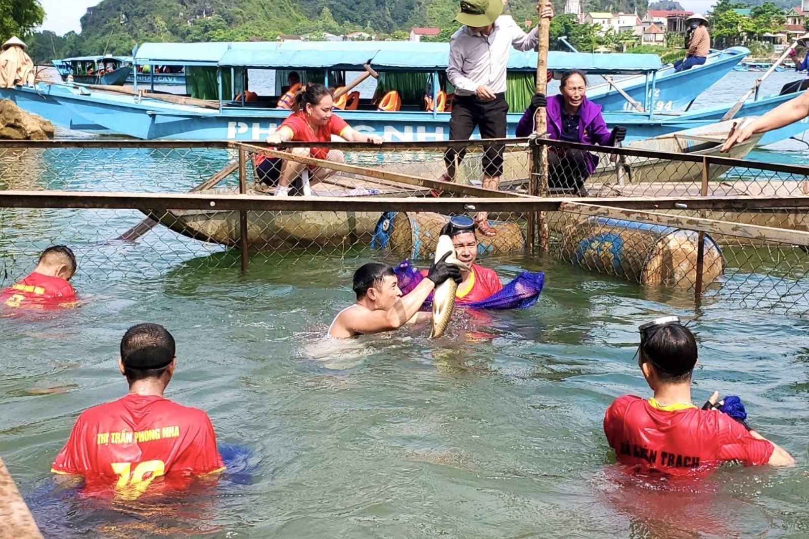 Cá trắm Sông Son - Biểu tượng ẩm thực của Phong Nha Quảng Bình 19 Thi nhau bắt cá trắm khủng tại lễ hội cá trắm sông Son