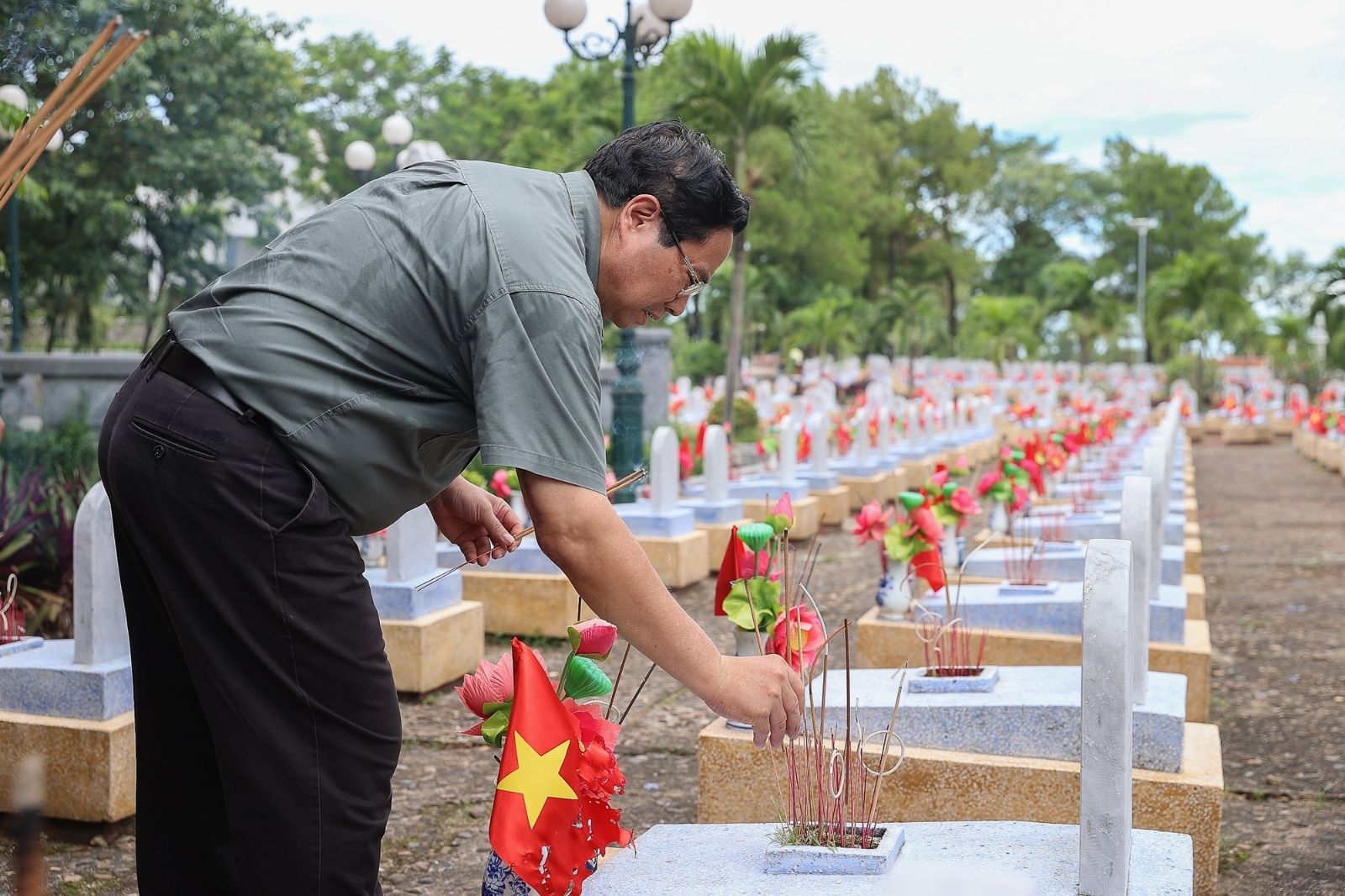 Nghĩa trang Quốc gia Đường 9 Quảng Trị: Biểu tượng của lòng tri ân và tự hào dân tộc 8 Thủ tướng dâng hương tại Nghĩa trang Quốc gia Đường 9