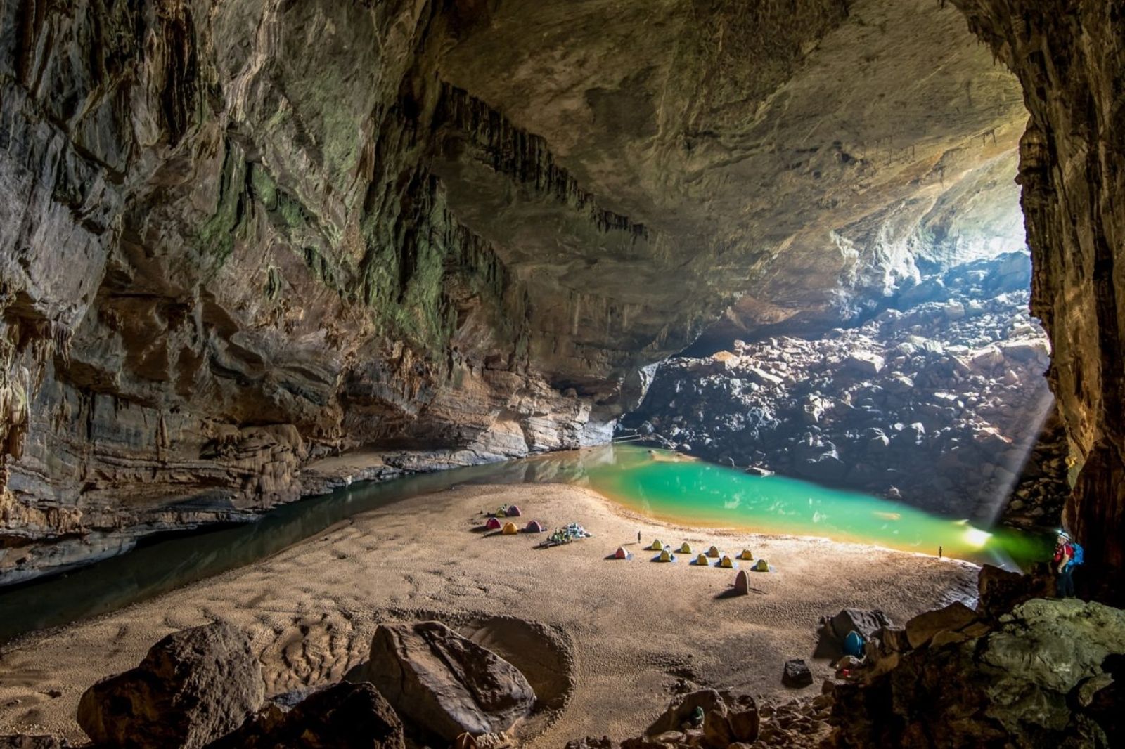Kinh nghiệm du lịch Hang Én Quảng Bình: Khám phá hang động lớn thứ 3 thế giới 4 Hanh-trinh-trekking-kham-pha-hang-en