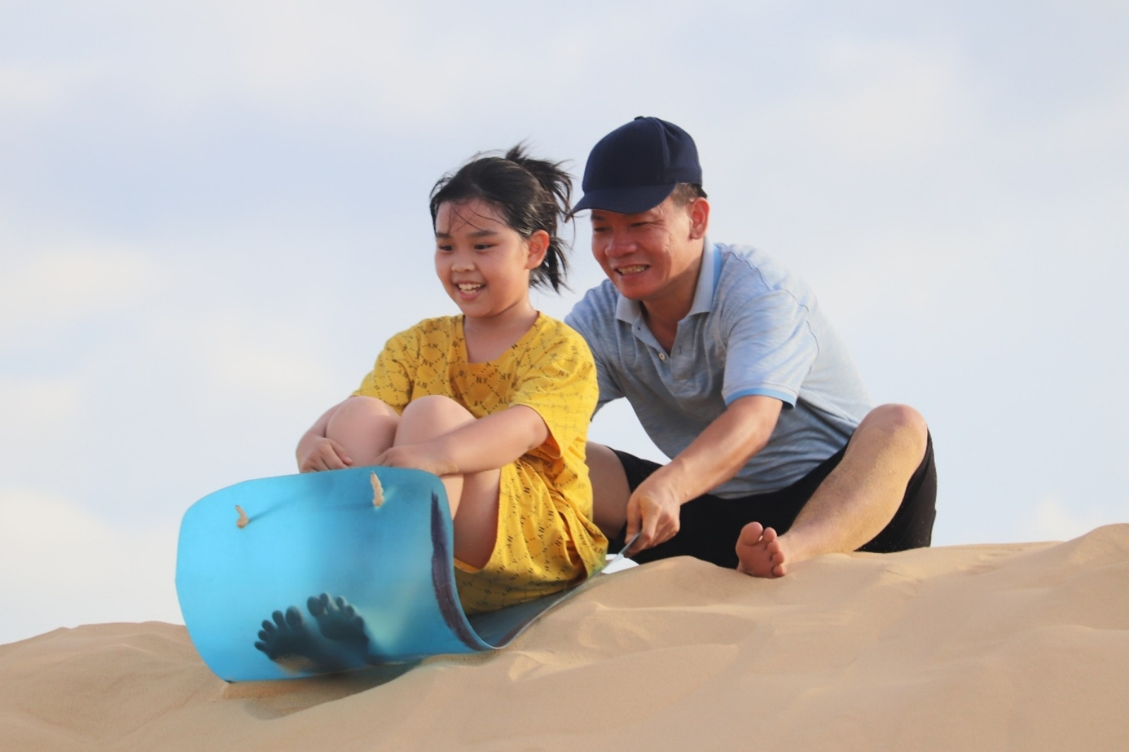 Trải nghiệm trượt cát ở cồn cát Quang Phú
